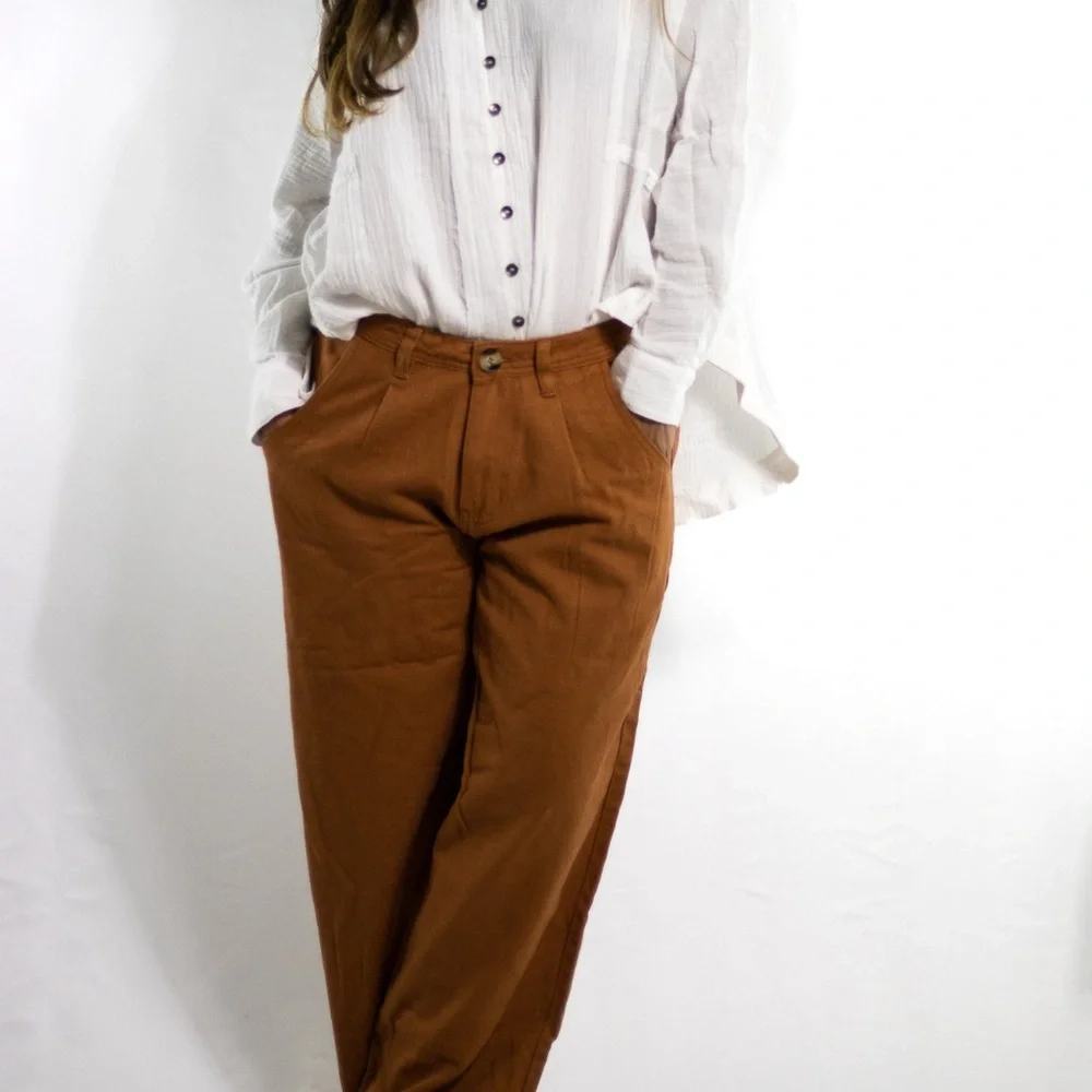 Pleated Highrise Tapered Jean - Picture 3 of 6